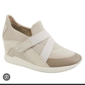 Baretraps, 8.5, taupe wedge sneaker
